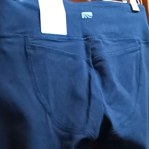 MARIKA CARRIE BUTT BOOSTER CAPRI LEGGINGS. Core Fit. Black. NWT. Small. - Picture 3 of 10